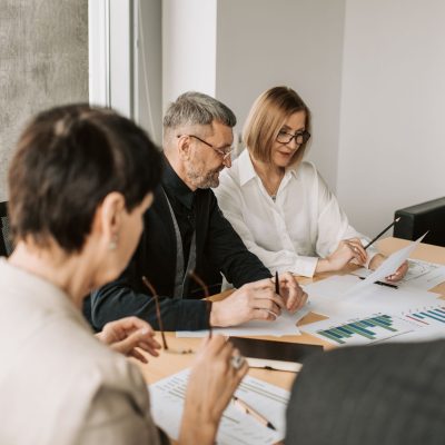 Discussão em reunião condominial sobre regras para aluguel por temporada em imóveis residenciais.