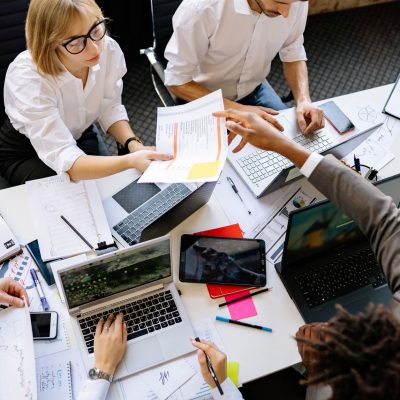 Profissional do mercado imobiliário utilizando tecnologia digital para gestão de contratos e atendimento