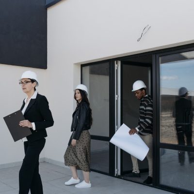 Reunião de corretores e gestores imobiliários analisando contratos e dados para otimizar a locação