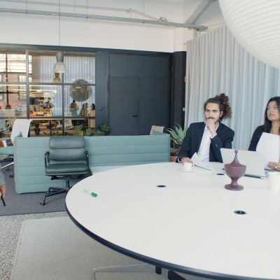 Espaços residenciais e corporativos modernos ilustram a diversificação do portfólio imobiliário.
